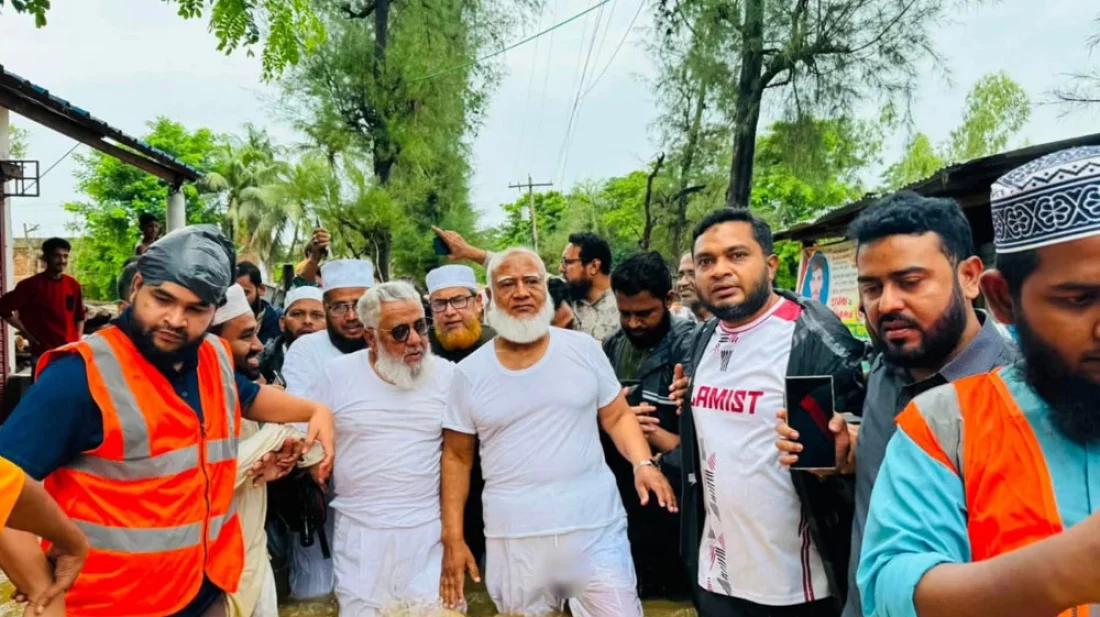 পানিতে নেমে ত্রাণ দিলেন জামায়াত আমির